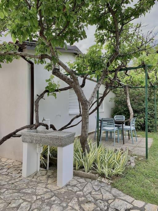 Sunny Grandma'S Garden Apartment Baška Zewnętrze zdjęcie